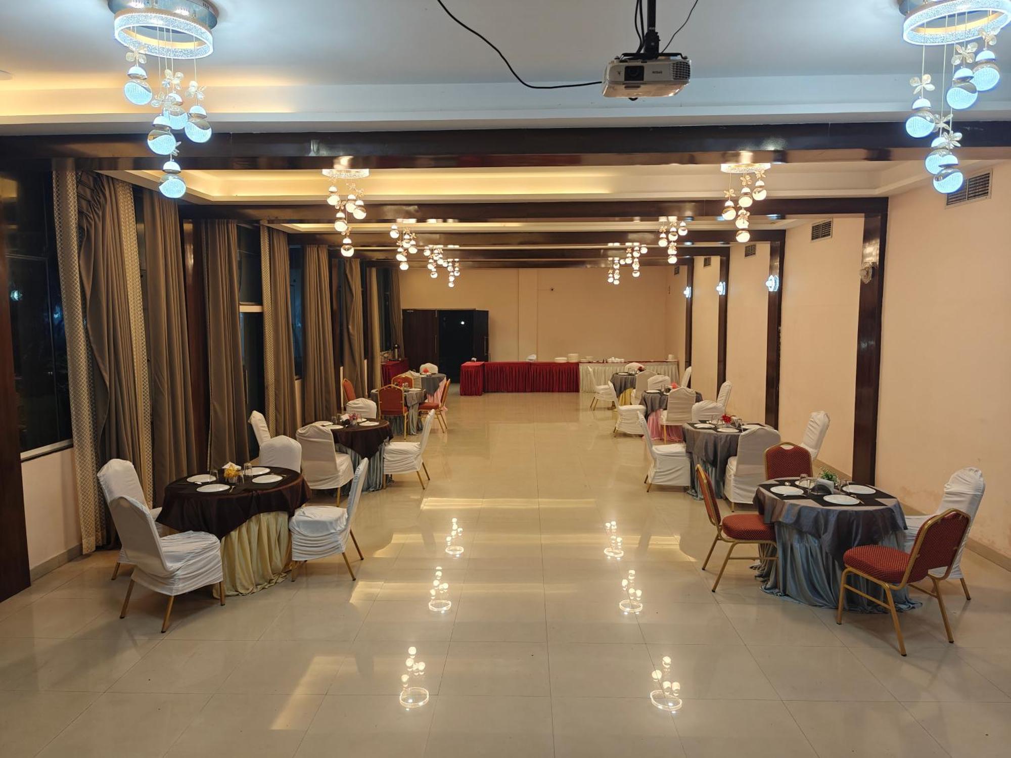 Sai Samrat Resort Satara Ngoại thất bức ảnh